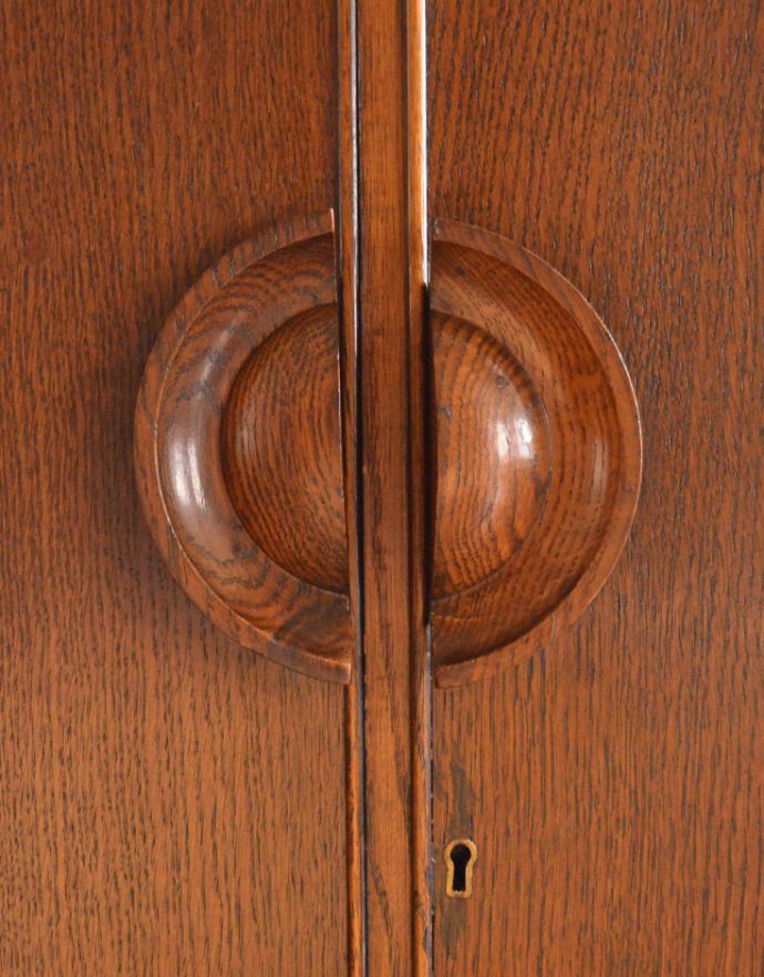 アンティークのキャビネット アンティーク家具 お洒落のための英国のアンティーク家具、どこにでも置けるスモールローブ。いい風合いの残る取っ手。(j-1593-f)