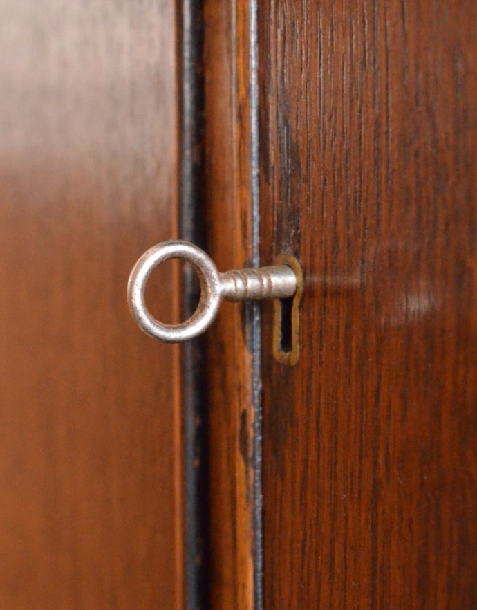 アンティークのキャビネット アンティーク家具 お洒落のための英国のアンティーク家具、どこにでも置けるスモールローブ。アンティークの鍵穴があります。(j-1593-f)