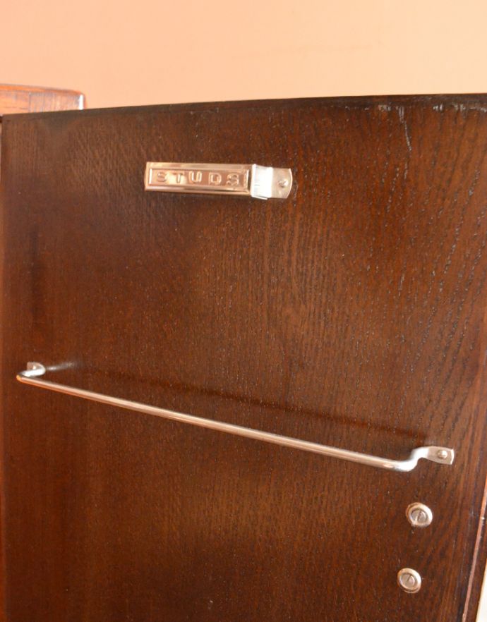 アンティークのキャビネット アンティーク家具 お洒落のための英国のアンティーク家具、どこにでも置けるスモールローブ。ネクタイ掛けが付いてます。(j-1593-f)