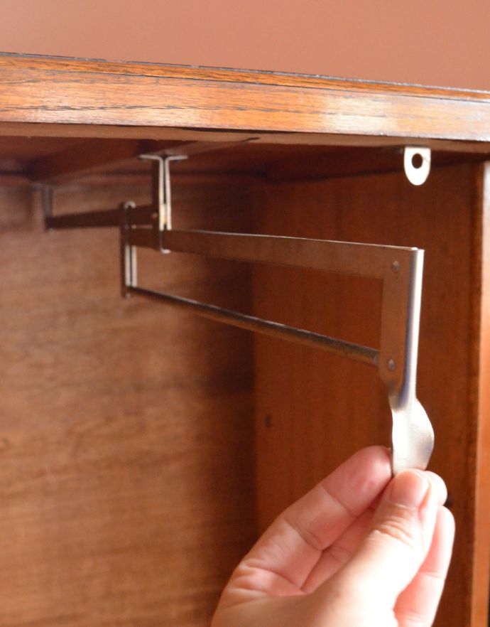 アンティークのキャビネット アンティーク家具 お洒落のための英国のアンティーク家具、どこにでも置けるスモールローブ。ハンガー掛けはこのように前にスライドします。(j-1593-f)