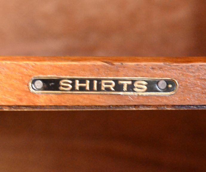 アンティークのキャビネット アンティーク家具 お洒落のための英国のアンティーク家具、どこにでも置けるスモールローブ。1段1段タグが残っています。(j-1593-f)