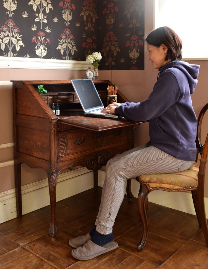 ビューロー　アンティーク家具　フランスで見つけたアンティーク家具、猫脚の優雅なビューロー（デスク）。外国製のビューローは装飾があちこちにあるので、絵になるアイテム。(j-1614-f)