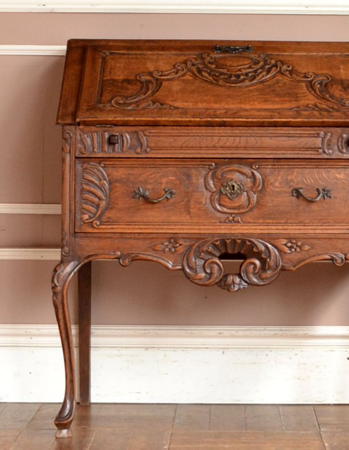 ビューロー　アンティーク家具　フランスで見つけたアンティーク家具、猫脚の優雅なビューロー（デスク）。とっても美しい彫の装飾です。(j-1614-f)