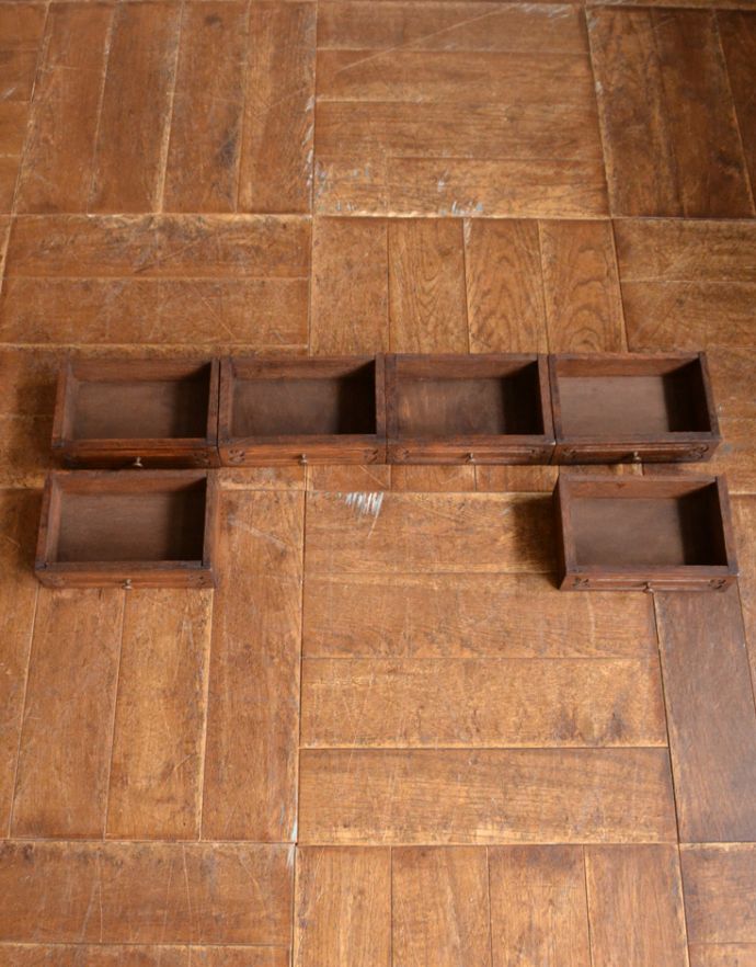 ビューロー　アンティーク家具　フランスで見つけたアンティーク家具、猫脚の優雅なビューロー（デスク）。ビューロー内に小引き出しが６杯あります。(j-1614-f)