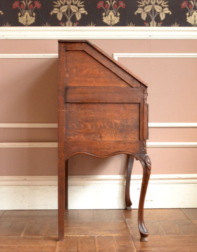 ビューロー　アンティーク家具　フランスで見つけたアンティーク家具、猫脚の優雅なビューロー（デスク）。ビューローを閉じると、スッキリとしたキャビネットに。(j-1614-f)