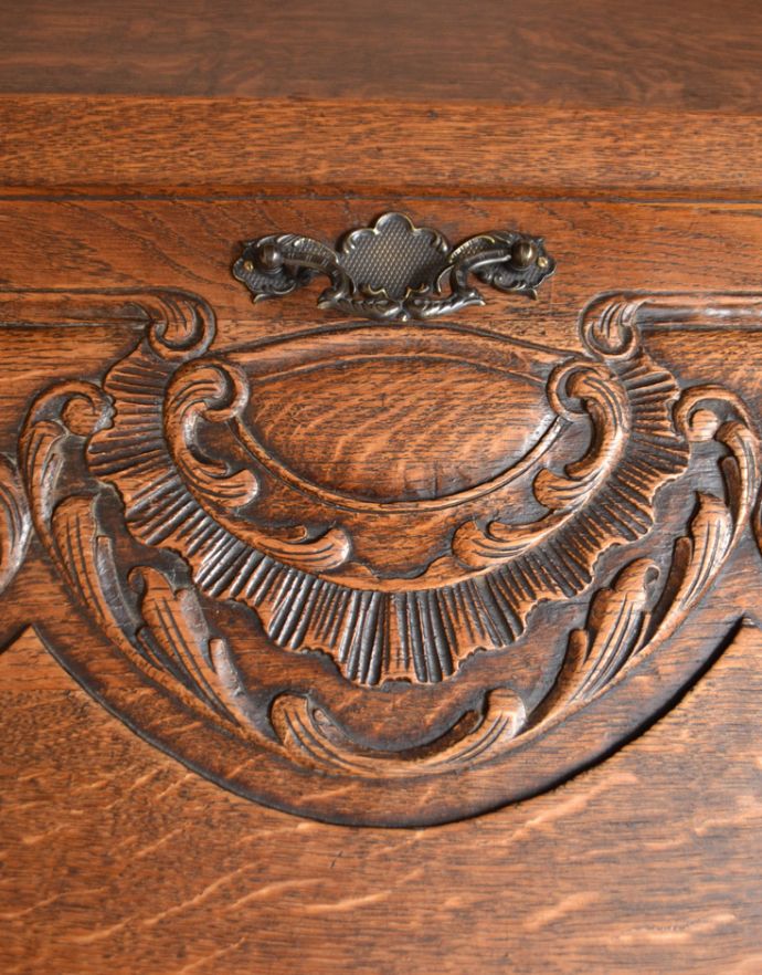 ビューロー　アンティーク家具　フランスで見つけたアンティーク家具、猫脚の優雅なビューロー（デスク）。フランスならではの優雅な彫りのデザインにうっとりとしてしまいます。(j-1614-f)