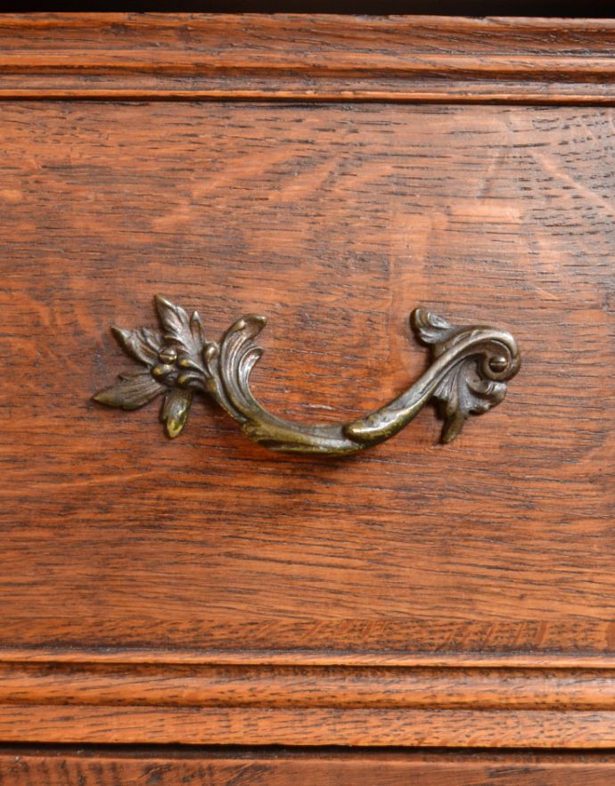 ビューロー　アンティーク家具　フランスで見つけたアンティーク家具、猫脚の優雅なビューロー（デスク）。大きな引き出しの取っ手です。(j-1614-f)