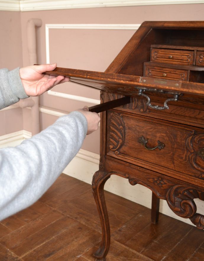 ビューロー　アンティーク家具　フランスで見つけたアンティーク家具、猫脚の優雅なビューロー（デスク）。ビューローの支えであるバーは、両サイドに付いています。(j-1614-f)
