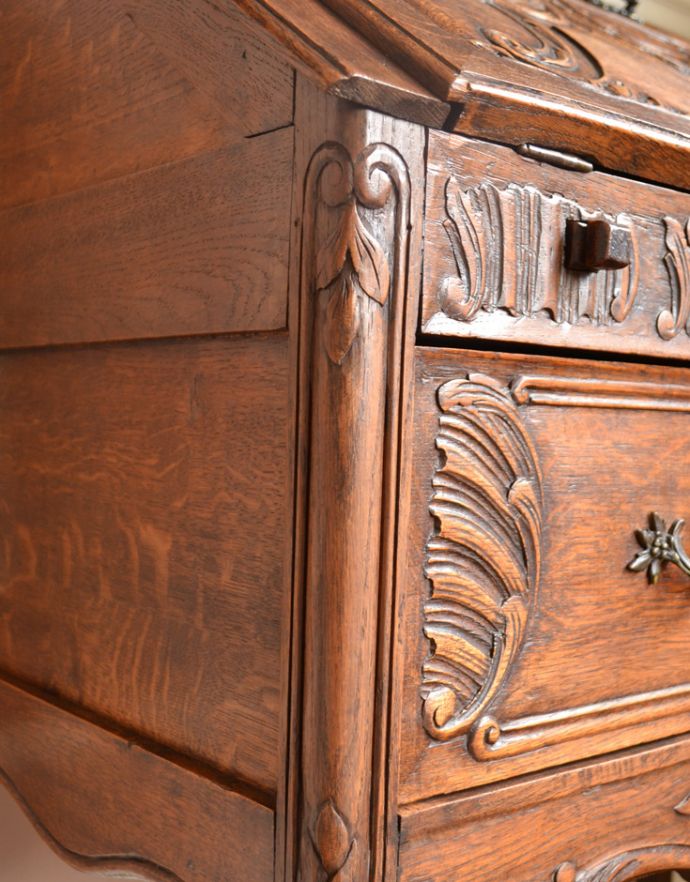 ビューロー　アンティーク家具　フランスで見つけたアンティーク家具、猫脚の優雅なビューロー（デスク）。２つとないアンティークらしい職人の技を感じる装飾です。(j-1614-f)