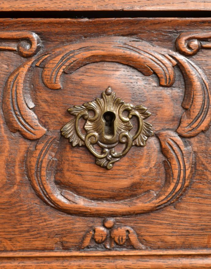 ビューロー　アンティーク家具　フランスで見つけたアンティーク家具、猫脚の優雅なビューロー（デスク）。アンティークらしい凝った鍵穴です。(j-1614-f)