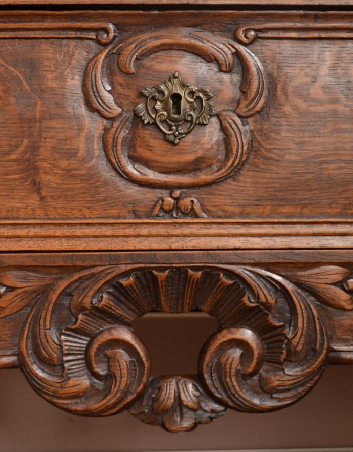 ビューロー　アンティーク家具　フランスで見つけたアンティーク家具、猫脚の優雅なビューロー（デスク）。贅沢なほどに施された彫の装飾！リッチな気分で心を満たしてくれます。(j-1614-f)
