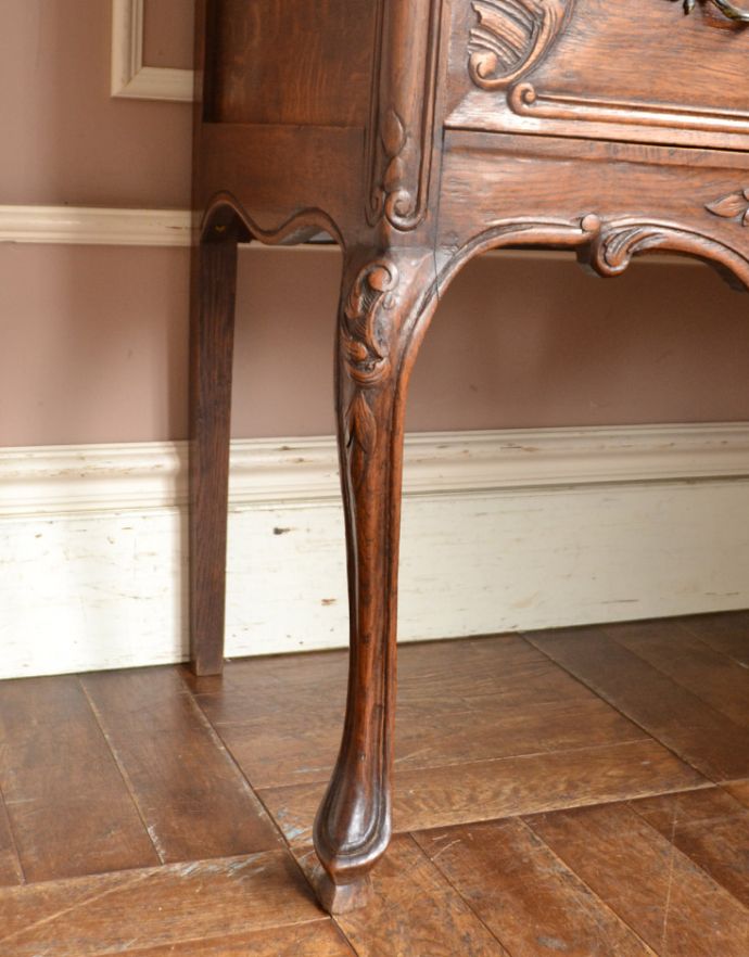 ビューロー　アンティーク家具　フランスで見つけたアンティーク家具、猫脚の優雅なビューロー（デスク）。安定感のある脚がしっかり支えます。(j-1614-f)