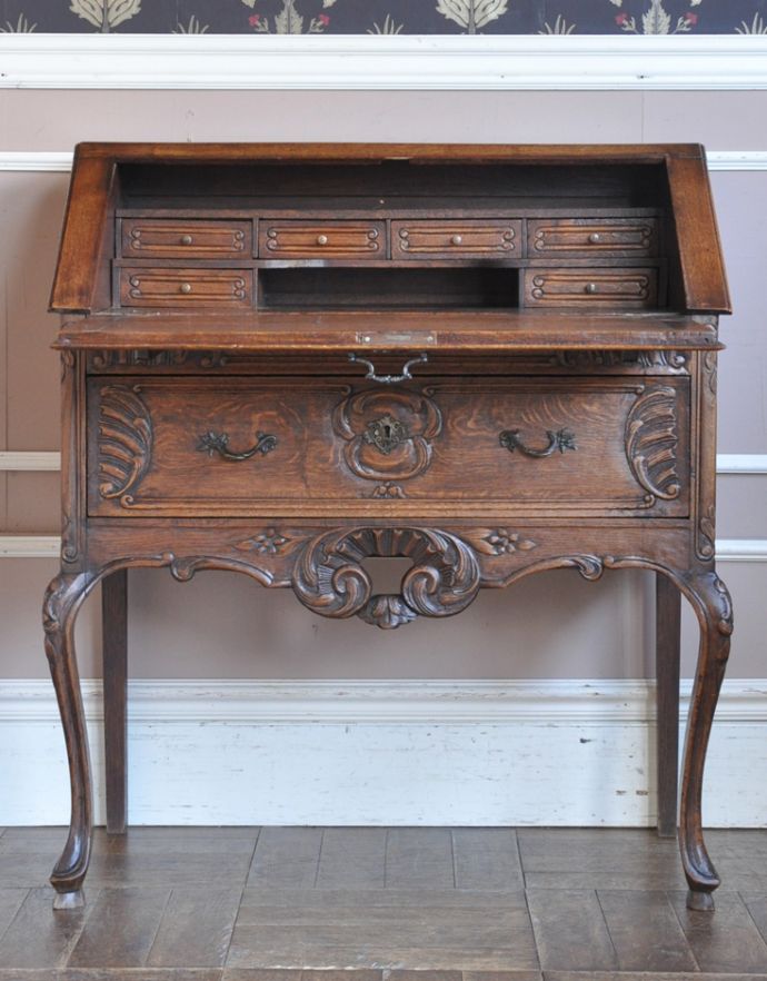ビューロー　アンティーク家具　フランスで見つけたアンティーク家具、猫脚の優雅なビューロー（デスク）。たっぷりと付いた小さな引き出し。(j-1614-f)