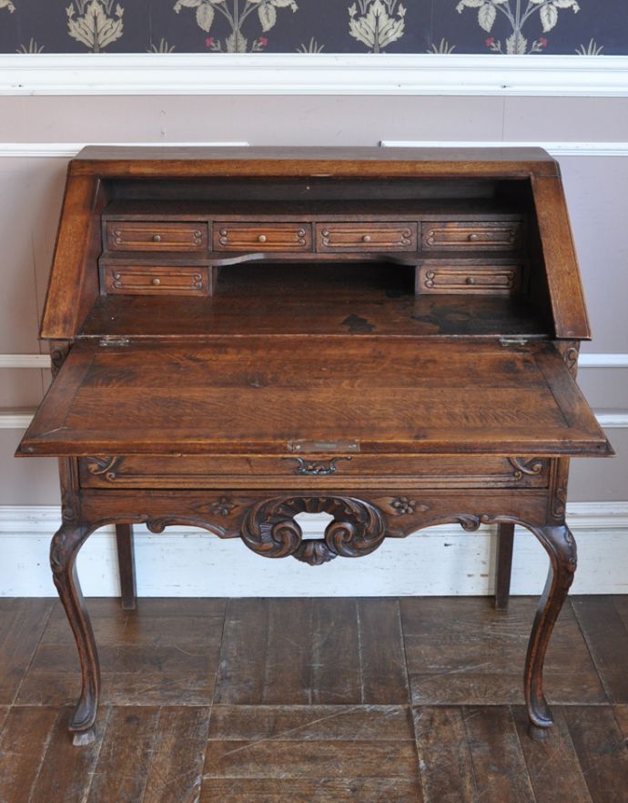ビューロー　アンティーク家具　フランスで見つけたアンティーク家具、猫脚の優雅なビューロー（デスク）。この通り天板は広々しているので、パソコンデスクとしても活躍してくれます。(j-1614-f)
