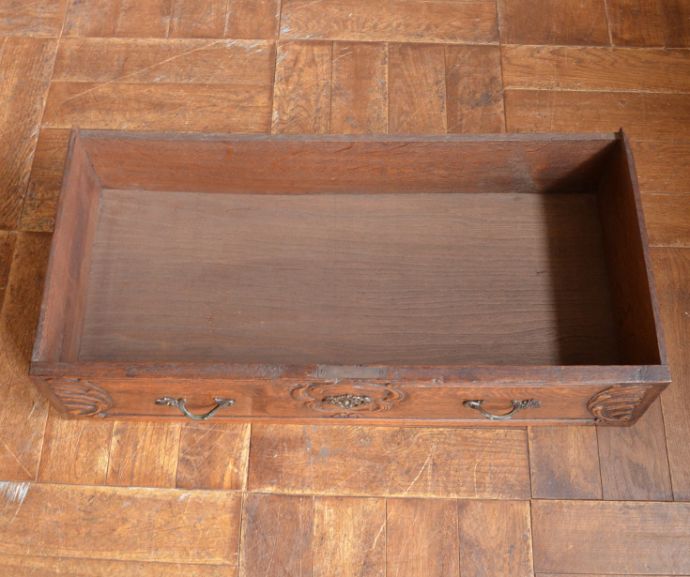 ビューロー　アンティーク家具　フランスで見つけたアンティーク家具、猫脚の優雅なビューロー（デスク）。引き出しは１杯付いています。(j-1614-f)