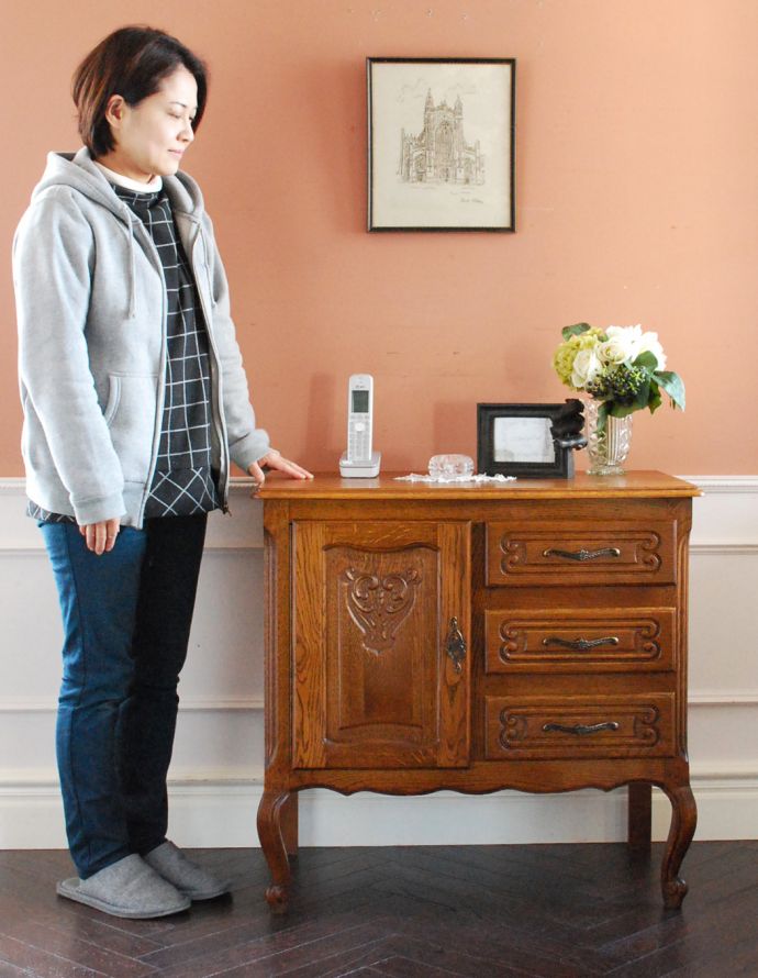 アンティークのチェスト アンティーク家具 プロヴァンス香るフレンチアンティーク家具、彫がゴージャスなキャビネット(カップボードチェスト)。美しい彫で存在感があるキャビネット。(j-1616-f)