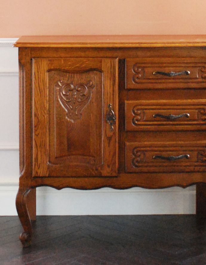アンティークのチェスト アンティーク家具 プロヴァンス香るフレンチアンティーク家具、彫がゴージャスなキャビネット(カップボードチェスト)。繊細で高級感たっぷりの扉の彫り。(j-1616-f)