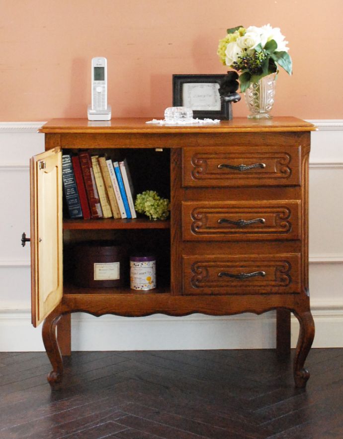 アンティークのチェスト アンティーク家具 プロヴァンス香るフレンチアンティーク家具、彫がゴージャスなキャビネット(カップボードチェスト)。棚板があるので整理しやすいです。(j-1616-f)