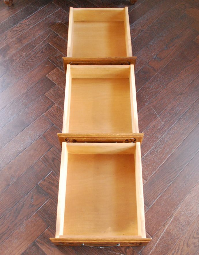 アンティークのチェスト アンティーク家具 プロヴァンス香るフレンチアンティーク家具、彫がゴージャスなキャビネット(カップボードチェスト)。引き出しは3杯。(j-1616-f)