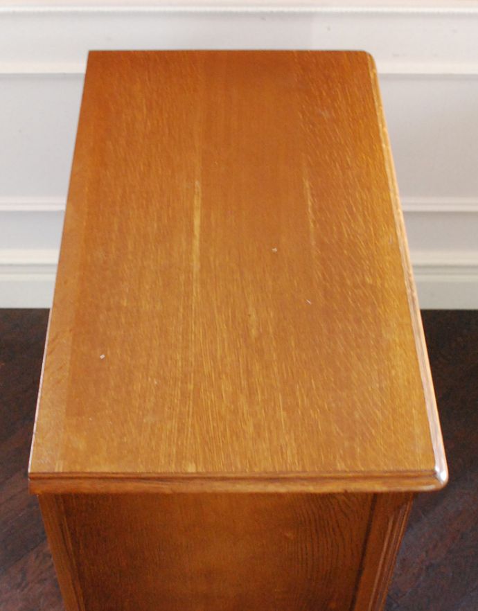 アンティークのチェスト アンティーク家具 プロヴァンス香るフレンチアンティーク家具、彫がゴージャスなキャビネット(カップボードチェスト)。天板もピカピカにお直ししました。(j-1616-f)