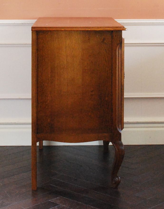 アンティークのチェスト アンティーク家具 プロヴァンス香るフレンチアンティーク家具、彫がゴージャスなキャビネット(カップボードチェスト)。サイドも額縁みたいな高級感のある彫。(j-1616-f)