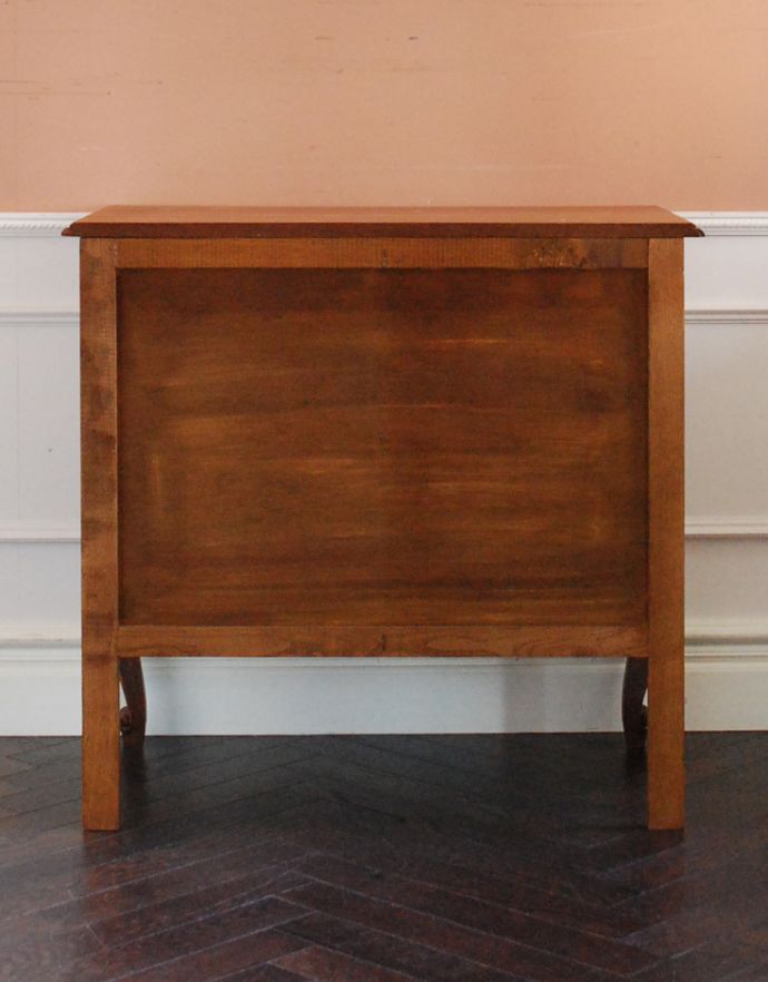 アンティークのチェスト アンティーク家具 プロヴァンス香るフレンチアンティーク家具、彫がゴージャスなキャビネット(カップボードチェスト)。キチンとメンテナンスしてあるので、裏側もキレイです。(j-1616-f)