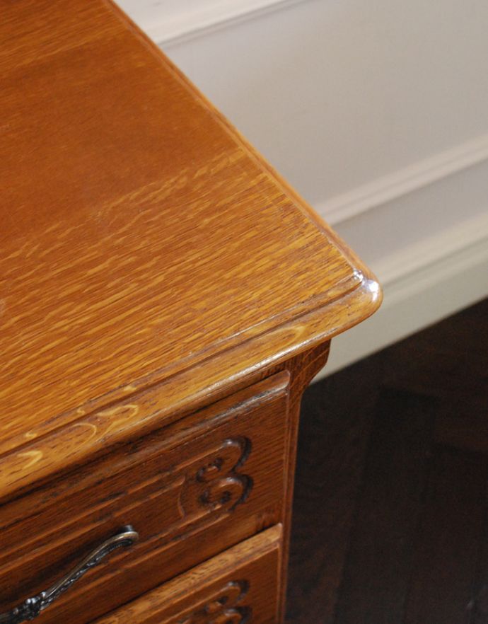 アンティークのチェスト アンティーク家具 プロヴァンス香るフレンチアンティーク家具、彫がゴージャスなキャビネット(カップボードチェスト)。角は丸く仕上げているので、小さいお子さんがいるご家庭でも安心です。(j-1616-f)