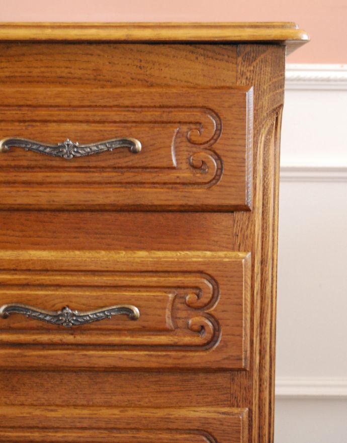 アンティークのチェスト アンティーク家具 プロヴァンス香るフレンチアンティーク家具、彫がゴージャスなキャビネット(カップボードチェスト)。植物があしらわれた装飾にはどこか和の美しさを感じます。(j-1616-f)