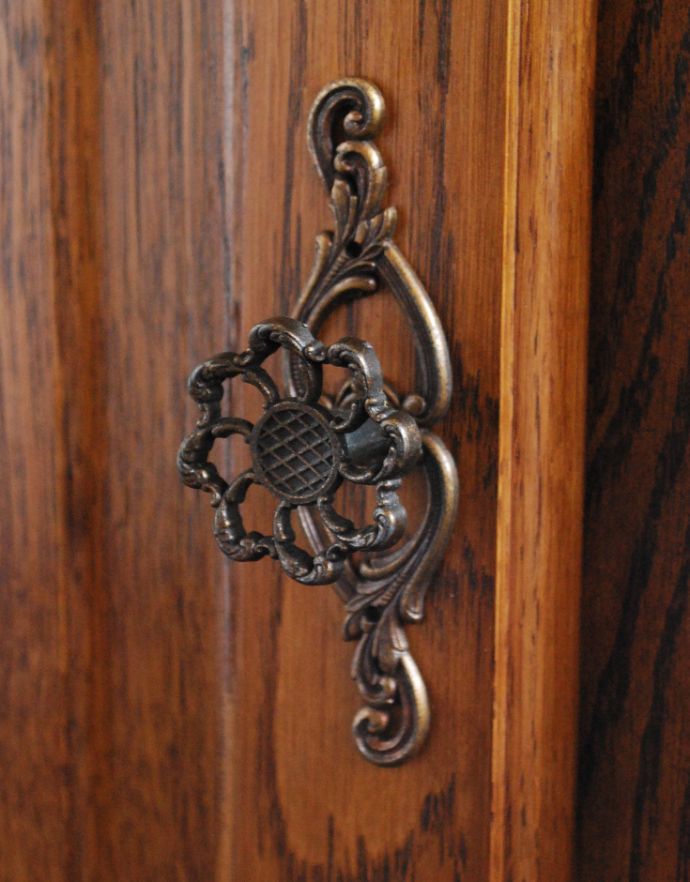 アンティークのチェスト アンティーク家具 プロヴァンス香るフレンチアンティーク家具、彫がゴージャスなキャビネット(カップボードチェスト)。凝った繊細な装飾が、フランスらしいです。(j-1616-f)