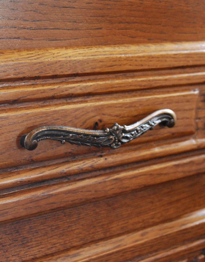 アンティークのチェスト アンティーク家具 プロヴァンス香るフレンチアンティーク家具、彫がゴージャスなキャビネット(カップボードチェスト)。優雅な曲線の取っ手。(j-1616-f)