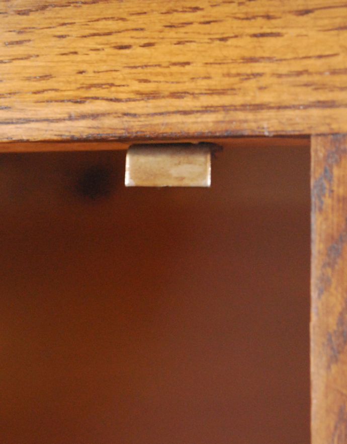 アンティークのチェスト アンティーク家具 プロヴァンス香るフレンチアンティーク家具、彫がゴージャスなキャビネット(カップボードチェスト)。扉にはストッパーが付いているので開け閉めはスムーズです。(j-1616-f)