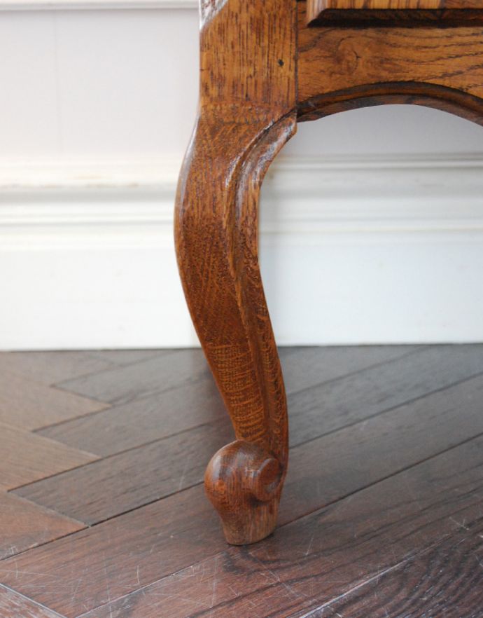 アンティークのチェスト アンティーク家具 プロヴァンス香るフレンチアンティーク家具、彫がゴージャスなキャビネット(カップボードチェスト)。安定感のある脚がしっかり支えます。(j-1616-f)