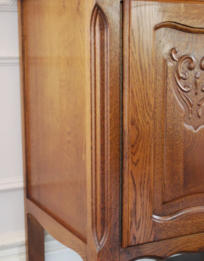 アンティークのチェスト アンティーク家具 プロヴァンス香るフレンチアンティーク家具、彫がゴージャスなキャビネット(カップボードチェスト)。サイドにもカッティングが施されています。(j-1616-f)