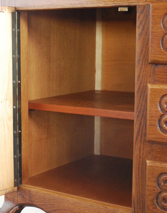 アンティークのチェスト アンティーク家具 プロヴァンス香るフレンチアンティーク家具、彫がゴージャスなキャビネット(カップボードチェスト)。扉内も綺麗な状態です。(j-1616-f)