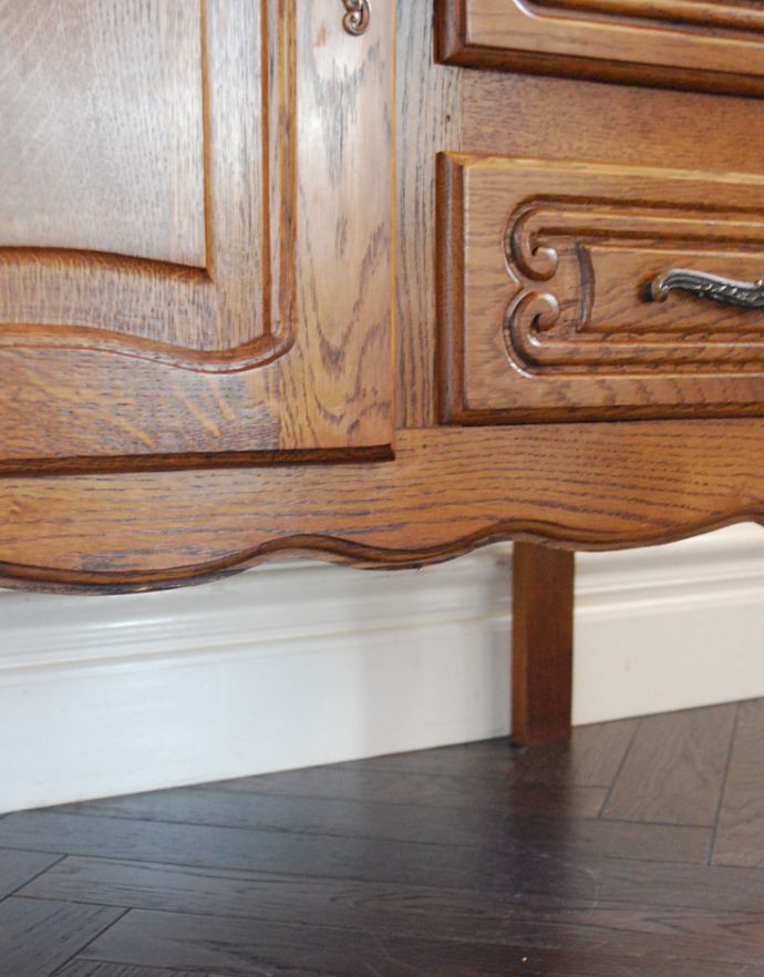 アンティークのチェスト アンティーク家具 プロヴァンス香るフレンチアンティーク家具、彫がゴージャスなキャビネット(カップボードチェスト)。木の装飾が上品なアクセントになっています。(j-1616-f)