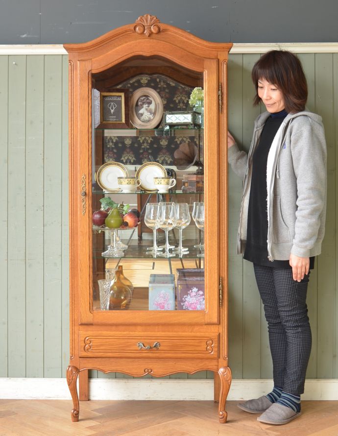 アンティークのキャビネット アンティーク家具 リビングで使えるフランスのアンティーク家具、引き出し付きのガラスキャビネット(飾り棚)。お気に入りの雑貨や食器を並べてみましょう。(j-1619-f)