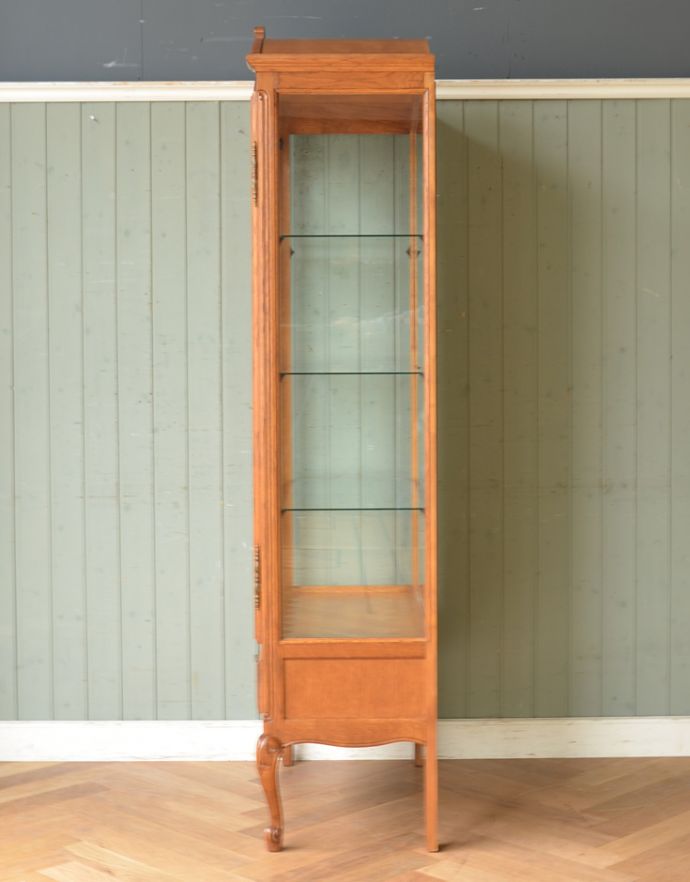 アンティークのキャビネット アンティーク家具 リビングで使えるフランスのアンティーク家具、引き出し付きのガラスキャビネット(飾り棚)。サイドもガラスなので、どこから見ても美しいです!しっかり作られているので、安心してお使いいただけます。(j-1619-f)