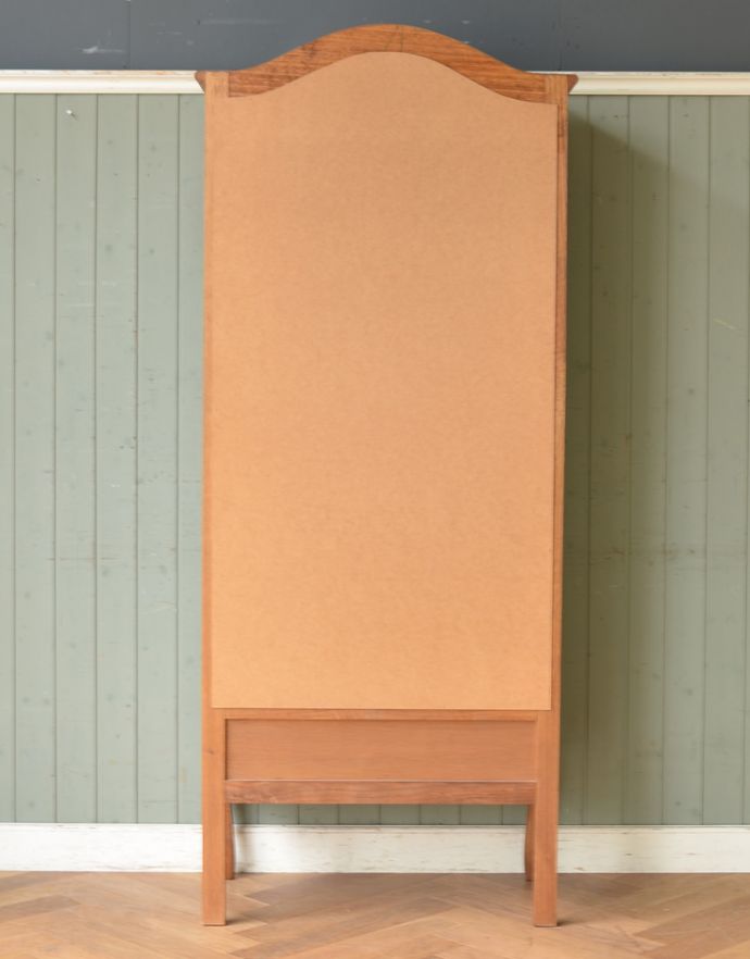 アンティークのキャビネット アンティーク家具 リビングで使えるフランスのアンティーク家具、引き出し付きのガラスキャビネット(飾り棚)。きちんとメンテナンスしてあるので、裏側もキレイです。(j-1619-f)