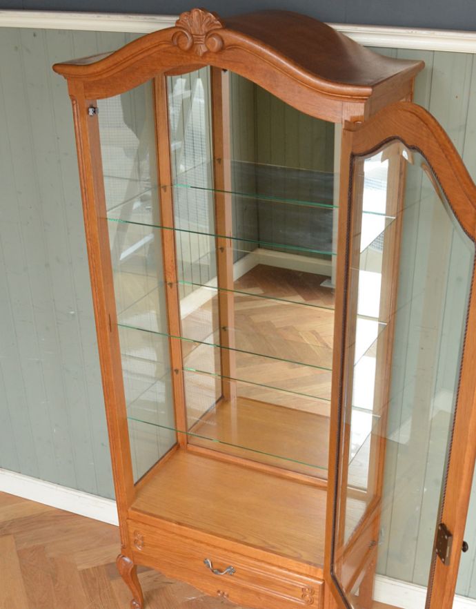 アンティークのキャビネット アンティーク家具 リビングで使えるフランスのアンティーク家具、引き出し付きのガラスキャビネット(飾り棚)。キレイに修復してありますので、いろんなものを収納して下さい。(j-1619-f)