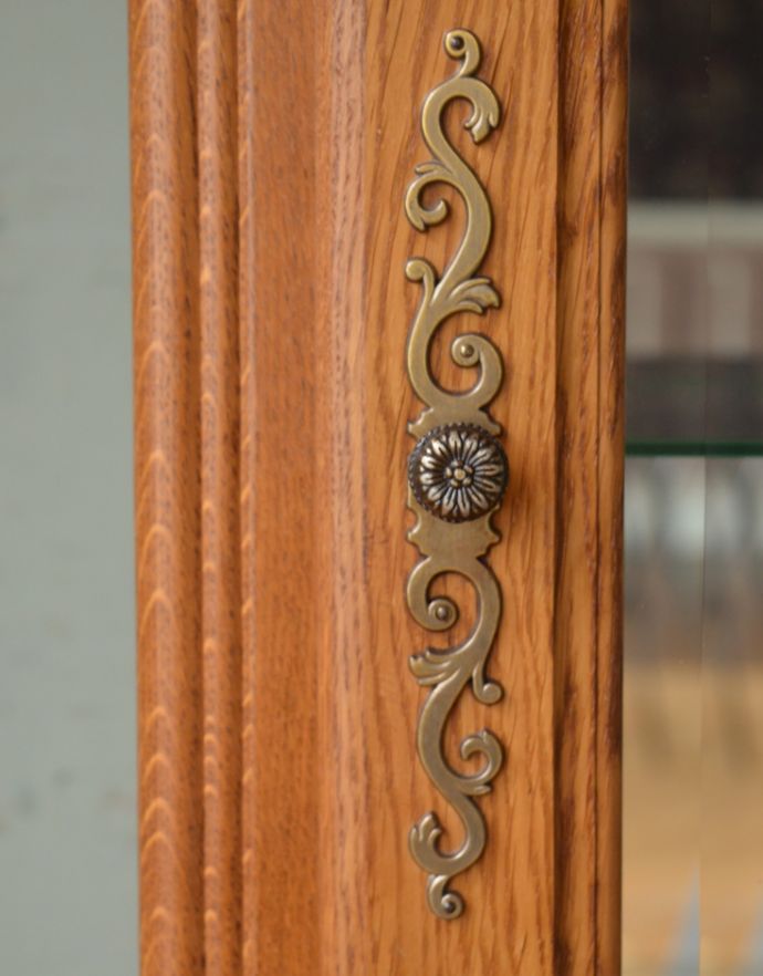 アンティークのキャビネット アンティーク家具 リビングで使えるフランスのアンティーク家具、引き出し付きのガラスキャビネット(飾り棚)。凝った繊細な装飾が、フランスらしいです。(j-1619-f)