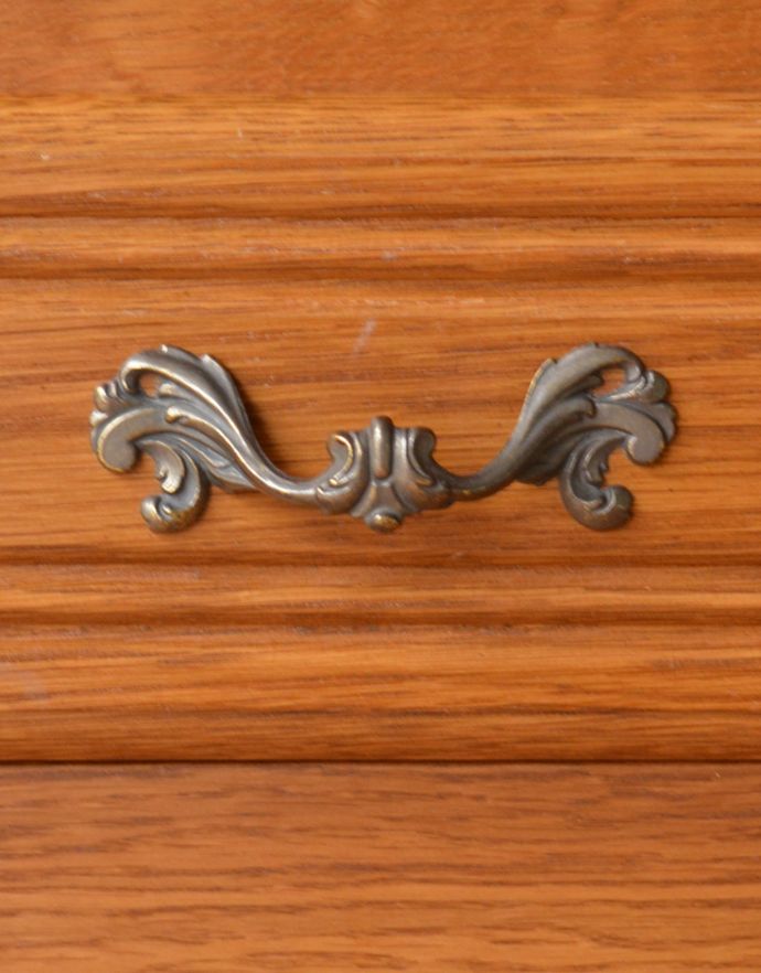 アンティークのキャビネット アンティーク家具 リビングで使えるフランスのアンティーク家具、引き出し付きのガラスキャビネット(飾り棚)。優雅な曲線の取っ手。(j-1619-f)