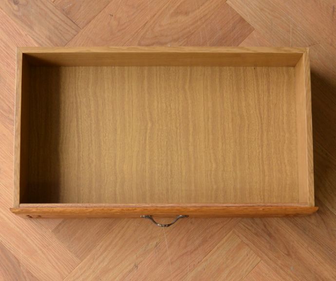 アンティークのキャビネット アンティーク家具 リビングで使えるフランスのアンティーク家具、引き出し付きのガラスキャビネット(飾り棚)。引き出しもキレイに修復してありますので、いろんなものを収納して下さい。(j-1619-f)