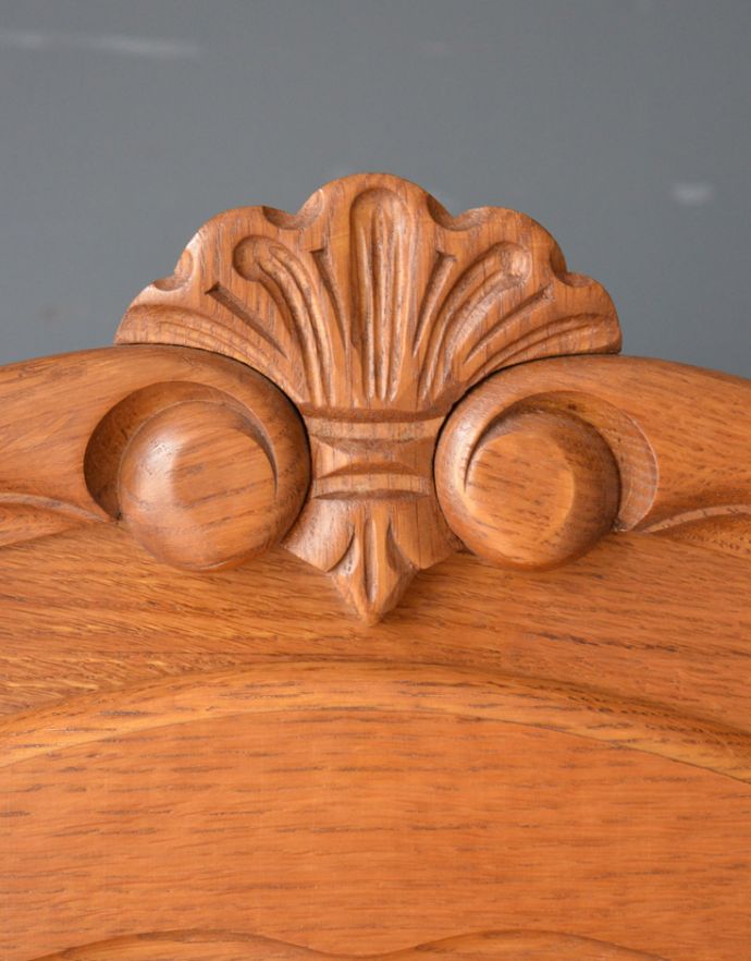 アンティークのキャビネット アンティーク家具 リビングで使えるフランスのアンティーク家具、引き出し付きのガラスキャビネット(飾り棚)。トップに付いた美しい装飾にはどこか和の美しさを感じます。(j-1619-f)