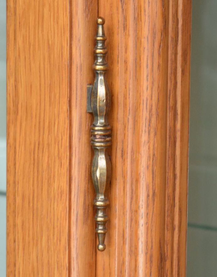 アンティークのキャビネット アンティーク家具 リビングで使えるフランスのアンティーク家具、引き出し付きのガラスキャビネット(飾り棚)。装飾の一部としても美しい丁番が使われています。(j-1619-f)