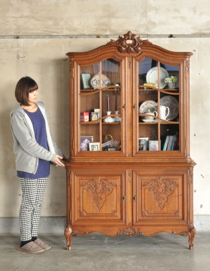 アンティークのキャビネット　アンティーク家具　フランスならではのゴージャスな装飾を施したアンティークガラスキャビネット。高級感たっぷりのガラスキャビネット。(j-1621-f)