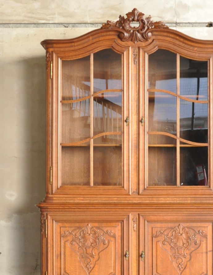 アンティークのキャビネット　アンティーク家具　フランスならではのゴージャスな装飾を施したアンティークガラスキャビネット。どんなものを飾っても、素敵に見えてしまうキャビネット。(j-1621-f)