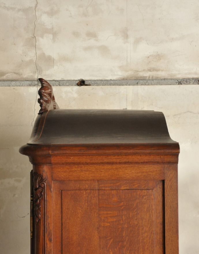 アンティークのキャビネット　アンティーク家具　フランスならではのゴージャスな装飾を施したアンティークガラスキャビネット。天板もピカピカにお直ししました。(j-1621-f)