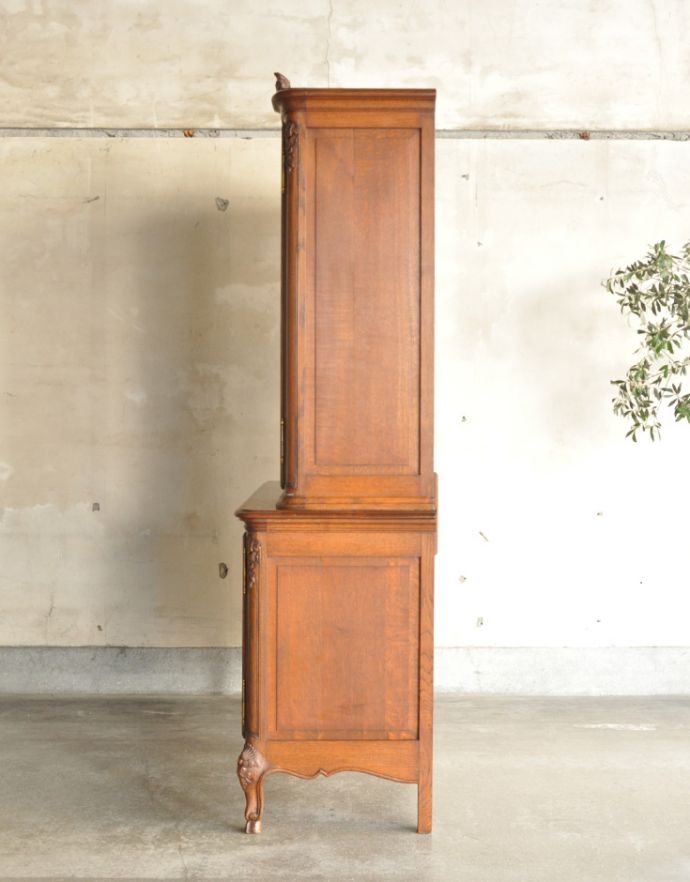 アンティークのキャビネット　アンティーク家具　フランスならではのゴージャスな装飾を施したアンティークガラスキャビネット。横から見ると意外とスッキリしているんですよ。(j-1621-f)