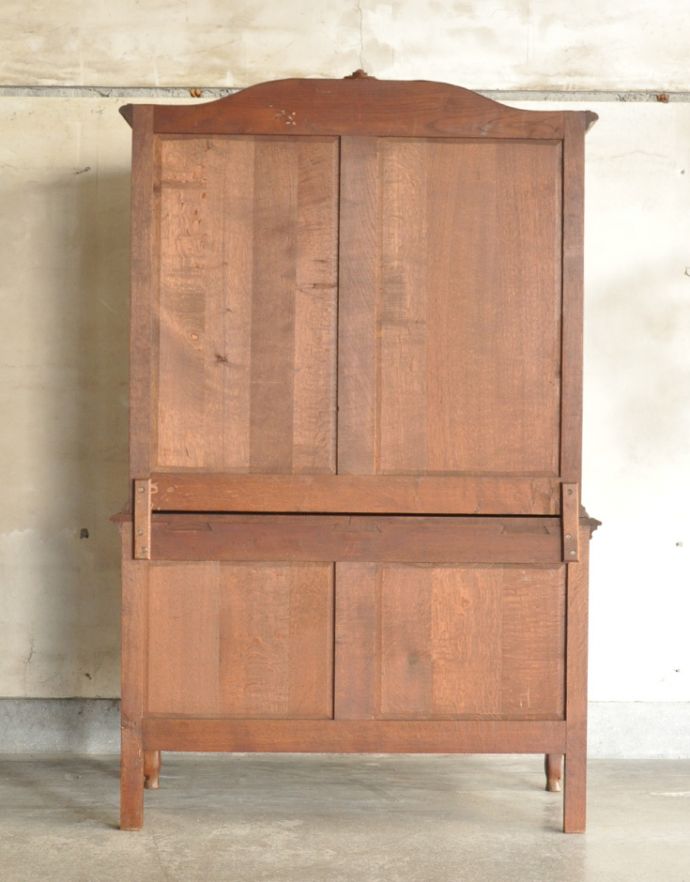 アンティークのキャビネット　アンティーク家具　フランスならではのゴージャスな装飾を施したアンティークガラスキャビネット。しっかりメンテナンスしてあるので、裏側もキレイな状態です。(j-1621-f)