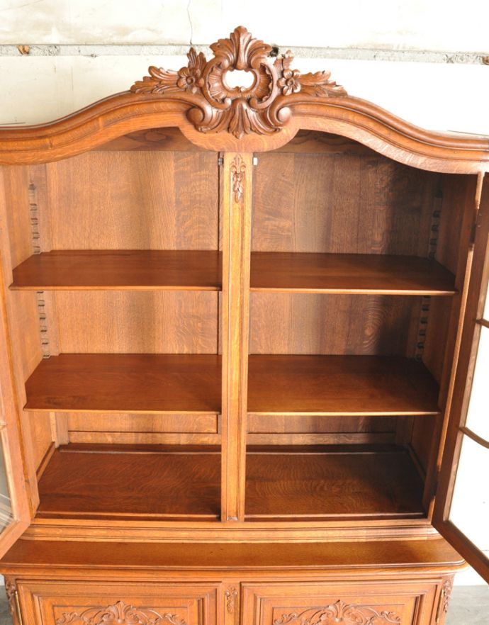 アンティークのキャビネット　アンティーク家具　フランスならではのゴージャスな装飾を施したアンティークガラスキャビネット。中はこんなにも広々としています。(j-1621-f)